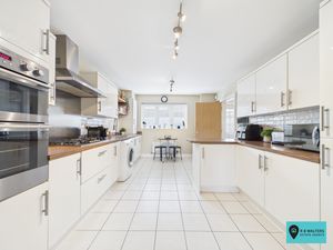 Kitchen/Breakfast Room- click for photo gallery